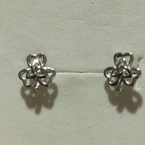 🎈5/$15 Bundle 🎈Elegant Silver Clover Earrings